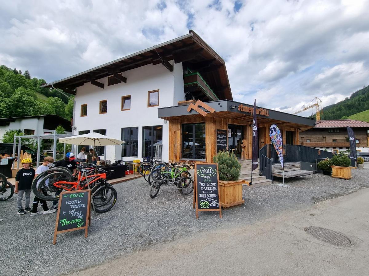 Skill Mountain Lodge - Ski Und Bike Hostel Im Sommer Mit Joker Card Saalbach-Hinterglemm Exterior photo